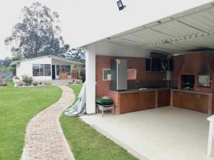 a patio with a kitchen in front of a house at Casa Campestre en Duitama in Duitama