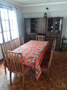 mesa de comedor con sillas y mantel en LA CASA DEL MONO en Ushuaia