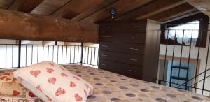 1 dormitorio con 1 cama y vestidor en Bio Magia Nelle Marittime en SantʼAnna di Valdieri