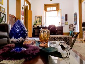 una sala de estar con un jarrón sobre una mesa de cristal en Casa Perpetua Hotel D Charm, en Manaus