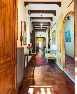 un corridoio di una casa con pavimenti e soffitti in legno di Corte Rosantico a Bussolengo