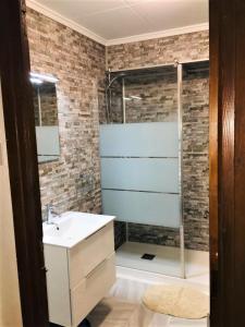 a bathroom with a sink and a shower at Charming beachfront apartment/ Encantador apartamento frente al mar in Puerto de Sagunto
