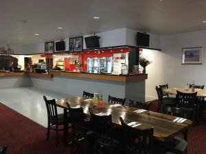 A restaurant or other place to eat at Pit Pony Hotel