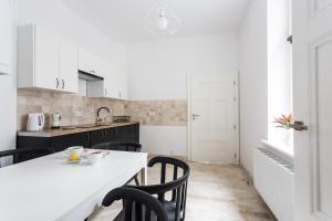 Кухня или мини-кухня в Soft Loft 2 Apartment

