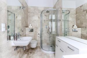 uma casa de banho com um WC com lavatório e um chuveiro em Soft Loft 2 Apartment em Toruń