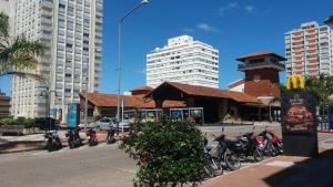 un grupo de motocicletas estacionadas frente a un edificio en EDIFICIO SANTOS DUMONT, en Punta del Este