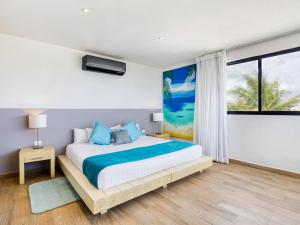 a bedroom with a large bed and a window at Hotel Ojo De Agua in Puerto Morelos