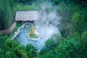 寧海的住宿－AHN LAN Ninghai，森林中河流的空中景观
