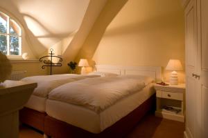 オストゼーバート・ディアーハーゲンにあるFerienwohnungen Dünenmeerのベッドルーム1室(ツインベッド2台付)が備わる屋根裏部屋です。