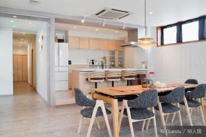 富良野的住宿－Jstyle STAY Furano，厨房以及带桌椅的用餐室。