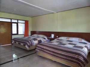 Ein Bett oder Betten in einem Zimmer der Unterkunft Bromo Permai 1