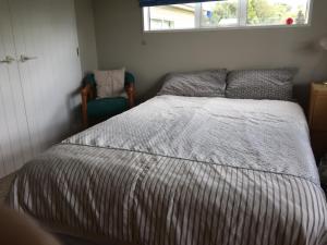 Ein Bett oder Betten in einem Zimmer der Unterkunft Waikuku Beach Apartment