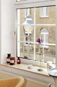 萊辛巴赫伊姆沃戈蒂的住宿－米勒斯阿爾特巴克斯圖膳食公寓酒店，窗台上花瓶上的一扇窗户