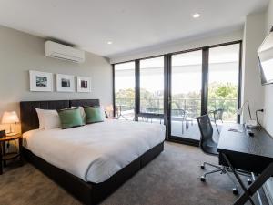 Ein Bett oder Betten in einem Zimmer der Unterkunft The Branksome Hotel & Residences