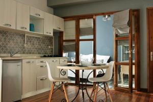 a kitchen with a table and chairs in a room at Résidence Le Hublot in Antananarivo