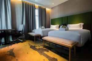 Postel nebo postele na pokoji v ubytování King Park Hotel Kota Kinabalu