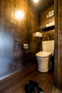 富士河口湖町にあるCLASSIC JAPAN LIVING　三浦家のウッドフロアの客室で、バスルーム(トイレ付)が備わります。
