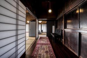 富士河口湖町にあるCLASSIC JAPAN LIVING　三浦家の敷物を敷いた廊下