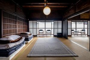 富士河口湖町にあるCLASSIC JAPAN LIVING　三浦家の二段ベッド3組とテーブルが備わる客室です。