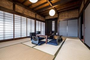 富士河口湖町にあるCLASSIC JAPAN LIVING　三浦家のダイニングルーム(テーブル、青い椅子付)