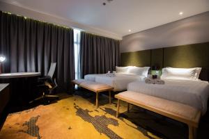 Postel nebo postele na pokoji v ubytování King Park Hotel Kota Kinabalu
