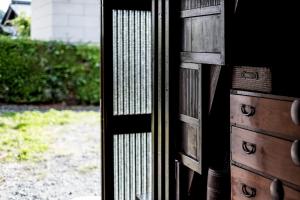 富士河口湖的住宿－Classic Japan Living Miuraya，木门的封闭,窗户