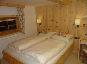 Posteľ alebo postele v izbe v ubytovaní Chalet - Direkt am 5 Sterne Campingplatz Aufenfeld im Zillertal mit Hallenbad und Sauna + 34 fotografií