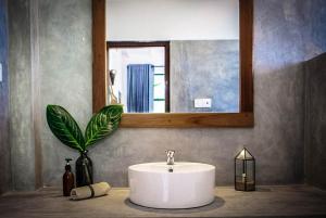 Bathroom sa Haven Beach Hiriketiya, Serenevilla Properties