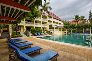 ein Resortpool mit Liegestühlen und ein Hotel in der Unterkunft MW Krabi Beach Resort -Family run- SHA Extra Plus in Ao Nang Beach