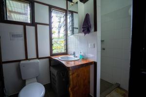 Bathroom sa Island View Cottages