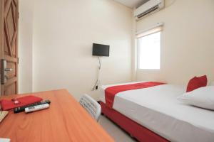 Ένα ή περισσότερα κρεβάτια σε δωμάτιο στο RedDoorz Plus @ Jalan Pemuda Jakarta