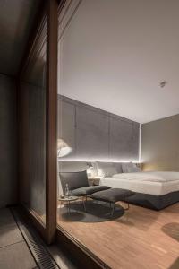 1 dormitorio con 1 cama grande y 2 sillas en Factory Hotel en Münster
