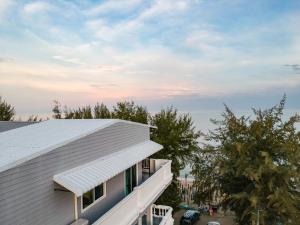 Foto dalla galleria di THE BEACH CHA AM Suites a Petchaburi