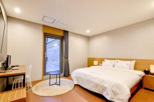 Postel nebo postele na pokoji v ubytování Blanc Business Hotel