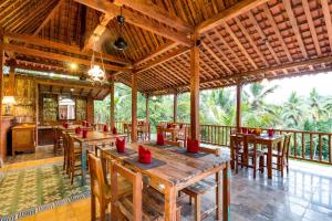 Ein Restaurant oder anderes Speiselokal in der Unterkunft Umasari Rice Terrace Villa by AGATA 