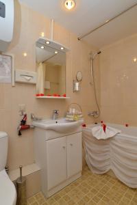 La salle de bains est pourvue d'un lavabo, d'une baignoire et de toilettes. dans l'établissement Eurohotel Central, à Iekaterinbourg