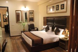 um quarto com uma cama grande num quarto em Hotel Imperial Park em Gurgaon