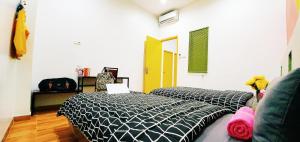 Postel nebo postele na pokoji v ubytování MADOR Malang Dorm Hostel