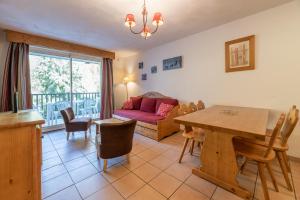 een woonkamer met een tafel en een bank bij Appartement "L'Ostaloux" 6 personnes - Saint Lary Soulan in Vielle-Aure