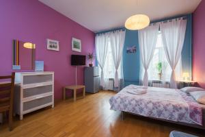 a bedroom with purple and blue walls and a bed at Итальянские комнаты Пио на канале Грибоедова 35 in Saint Petersburg