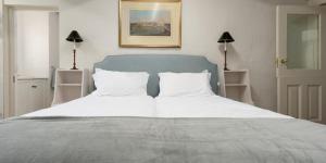um quarto com uma cama grande e uma cabeceira azul em 4 Piet Retief em Stellenbosch