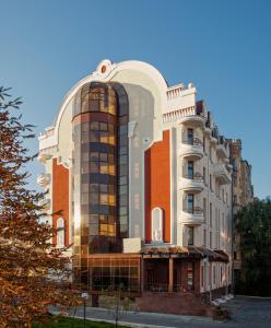 um grande edifício com uma janela arqueada em Staro Hotel em Kiev