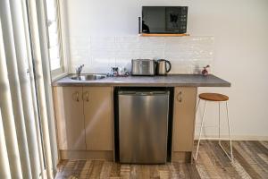 una cucina con lavandino e piano di lavoro di Kiambram Country Cottages a Gowrie Little Plain