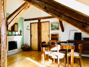 ein Esszimmer mit einem Holztisch und Stühlen in der Unterkunft Libling Podkrovný in Banská Štiavnica
