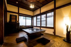Cette chambre dispose d'une table en bois et de fenêtres. dans l'établissement Classic Japan Living Kikuya, à Fujikawaguchiko