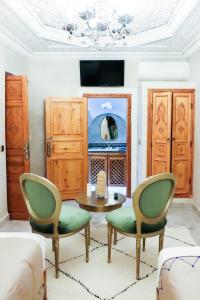 TV a/nebo společenská místnost v ubytování Riad azra Marrakech