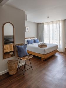 Кровать или кровати в номере The Earth Hotel