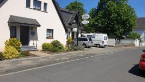 une camionnette blanche garée devant une maison dans l'établissement Elisabeth Stube, à Neuss