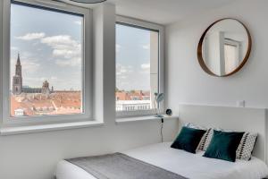 - une chambre avec une fenêtre offrant une vue sur la ville dans l'établissement Student Factory Strasbourg Etoile, à Strasbourg