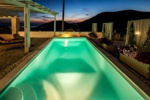 Bazén v ubytovaní Paros Villas Nereids alebo v jeho blízkosti